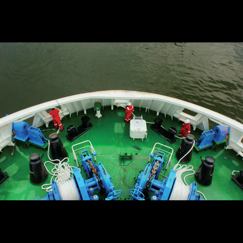 Deck equipment on vessel